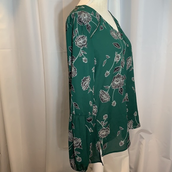 New! Maurices Floral V-Neck Blouse - Picture 4 of 9